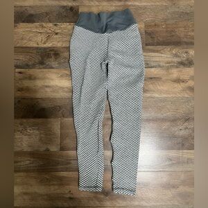 Viral- Gray and White Patterned Leggings with extreme booty scrunch